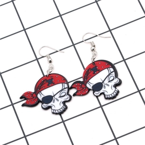 Boucles d'oreilles tête de mort pirate avec bandana rouge à pois et cache-œil noir