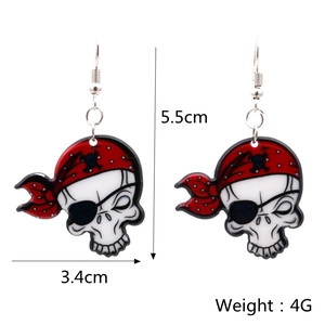 Boucles d'oreilles crâne de pirate avec dimensions : 5,5 cm de hauteur et 3,4 cm de largeur
