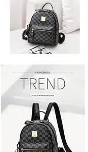 Détails d'un sac à dos noir en cuir avec finitions dorées et pendentif petit ours