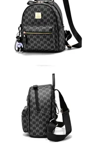 Sac à dos en cuir noir avec motif monogramme IV, breloque ours et vues sous deux angles