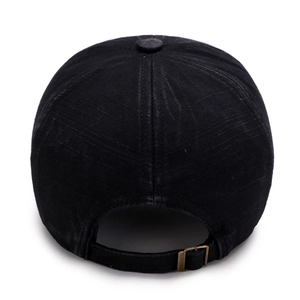 Klassische gewaschene schwarze Baseballkappe im Distressed-Look mit Metallschnalle