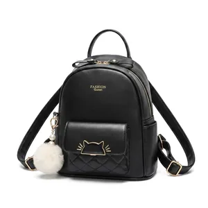 Detail eines schwarzen Lederrucksacks mit Katzenohren-Design und goldenen Beschlägen