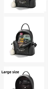 Große schwarze PU-Leder Rucksack mit Katzenstickerei und Plüsch-Anhänger im Detail