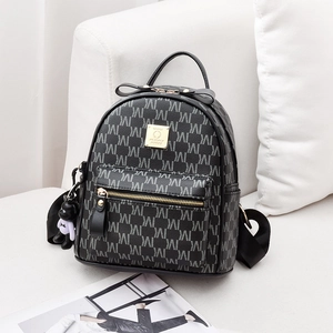Sac À Dos De Mode Pour Femmes En Cuir PU Imprimé Monogramme De Lettres Avec Pendentif Ours Et Noeud Grande Capacité Sac De Voyage