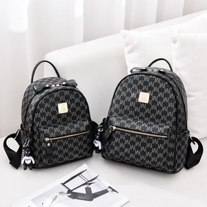 Grands et petits sacs à dos noirs avec monogramme IVM et charm ours en peluche