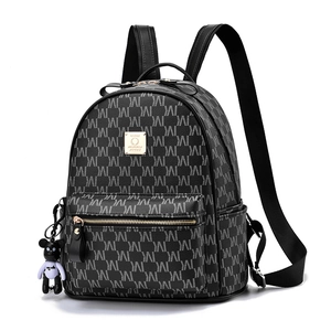 Sac à dos de voyage pour femme en cuir synthétique noir avec motif M et breloque ours