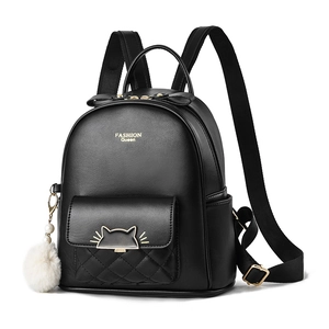 Schwarzer Damen-Rucksack aus Leder mit gesteppter Tasche und süßem Katzenanhänger