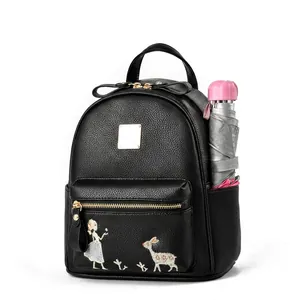 Détail du sac à dos en cuir noir montrant le design multipoches et le rangement pour parapluie