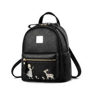 Vues de face et de côté d'un sac à dos en cuir noir avec broderie de cerf