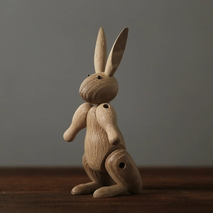Détail d'une figurine lapin nordique en bois de chêne avec joints et grain naturel