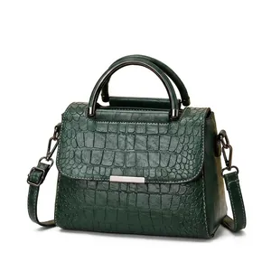 Detailed view of the dark green crocodile pattern PU leather handbag with metal buckle
