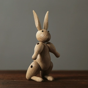 Vue détaillée du grain de bois naturel et des articulations mobiles de la figurine lapin nordique
