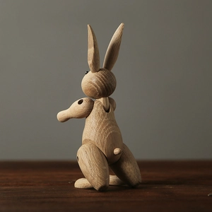 Vue détaillée du lapin en bois fait main avec des articulations mobiles et flexibles