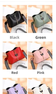 Détail de sacs seaux colorés avec breloques papillon et bandoulières tissées rayées