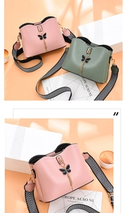 Gros plan sur les sacs à bandoulière en cuir PU rose et vert avec charms papillon en émail