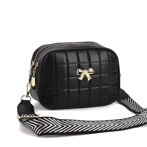 Schwarze Stepp-Umhängetasche mit goldener Schleife und gewebtem Chevron-Schultergurt