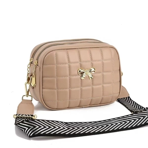 Detailansicht beige Stepptasche mit goldenem Schmetterlingsverschluss und Doppelzipper