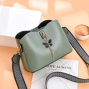 Sac seau vert élégant avec pendentif papillon et bandoulière à motifs modernes