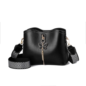 Sac bandoulière noir en PU avec surpiqûres blanches, breloque papillon et sangle chevron