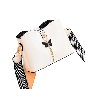 Sac bandoulière beige 2025 avec pendentif papillon et large sangle à motifs