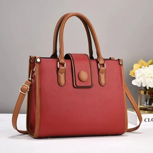 Sac à main élégant rouge texture litchi avec bandoulières marron et boucles dorées