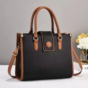 Sac à bandoulière minimaliste noir et marron avec texture litchi et détails dorés