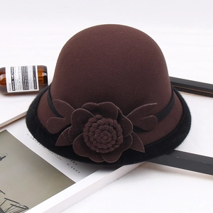 Detalle de sombrero cloche de lana con adorno de flor marrón y ribete de pelo sintético