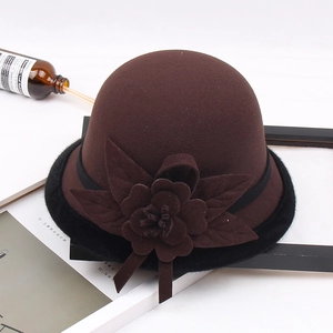 Detalle de sombrero cloche vintage de lana con flores y ribete de piel sintética negra