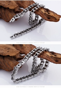 Détail macro du collier chaîne de vélo industrielle en acier sur bois flotté