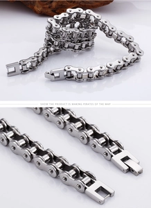 Gros plan du bracelet chaîne de vélo en acier inoxydable poli avec un fermoir à boucle déployante