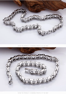 Vue détaillée d'un collier chaîne de vélo en acier inoxydable argenté de style industriel