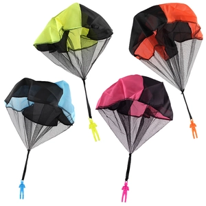 Set di 4 paracadute giocattolo colorati con soldatini per il divertimento all'aperto
