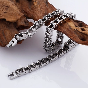 Collier chaîne de vélo pour homme en acier titane argenté sur fond de bois rustique