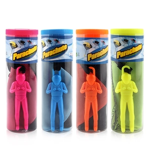 Set di quattro paracadute giocattolo colorati per bambini con soldati in tubi
