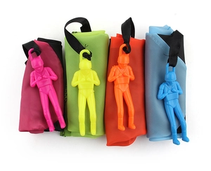 Set di quattro paracadute giocattolo colorati con soldati in plastica per giochi all'aperto