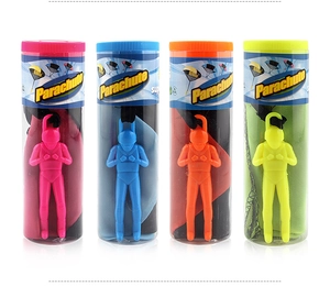 Set di quattro soldatini paracadutisti colorati in tubi di plastica trasparenti