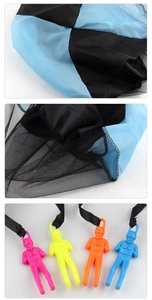 Dettaglio del paracadute in nylon blu e soldatini giocattolo colorati per bambini