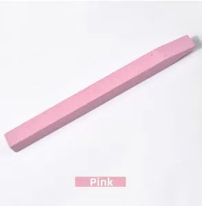 Detalle macro de lima de uñas de cuarzo rosa para eliminar cutículas y cuidado de manicura