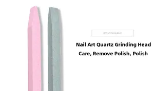 Primer plano de limas de cuarzo rosa y gris para quitar cutículas y pulir las uñas