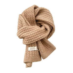 Sciarpa spessa in maglia a trecce color cammello con etichetta su sfondo bianco