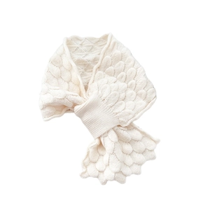 Chic cream white knitted scarf with cross-loop design and textured leaf-patterned weave