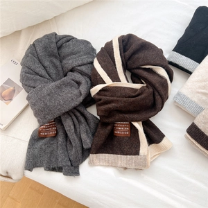 Écharpe en Tricot Minimaliste Couleur Unie pour Femmes Style Coréen Écharpe d'Hiver Chaude Épaisse Avec Étiquette en Cuir Enveloppement Doux Polyvalent