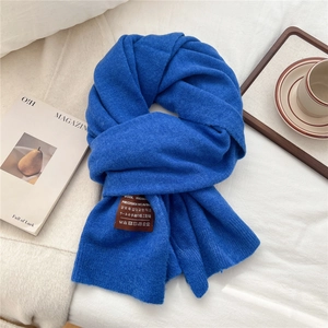 Écharpe chic en laine tricotée bleu klein pour femme avec texture moelleuse et bords côtelés