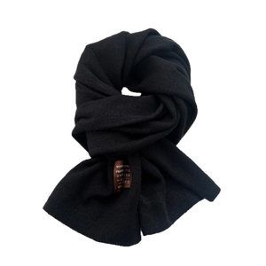 Écharpe d'hiver en tricot noir classique pour femme avec texture douce et design épuré