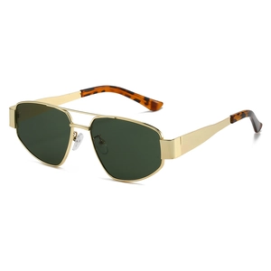 Lunettes de soleil dorées à double pont avec verres verts montrées de profil à 45 degrés