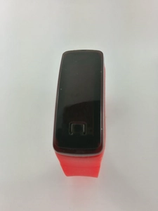 Gros plan détaillé d'un bracelet de sport en silicone rouge et d'un écran tactile LED noir