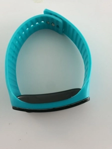 Vue détaillée du bracelet en silicone turquoise réglable et de l'écran LED noir courbé