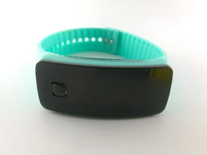 Détail du bracelet réglable en silicone turquoise d'une montre de sport numérique à LED