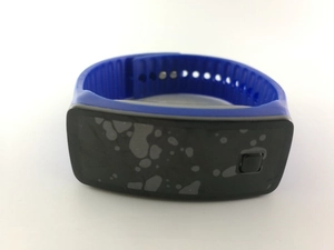 Détail du bracelet de montre sport en silicone bleu avec cadran numérique LED rectangulaire