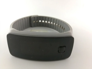 Détail du boîtier noir mat et du bracelet ajustable en silicone gris d'une montre LED